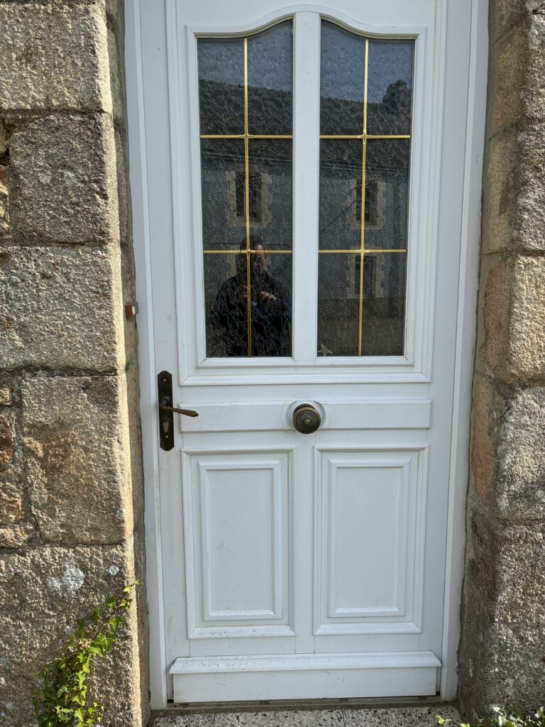 Faire appel à un serrurier à Hennebont devient souvent nécessaire dans des situations imprévues : porte claquée, serrure bloquée ou clé qui refuse de tourner. Ces problèmes peuvent survenir à tout moment et nécessitent une intervention rapide afin de rétablir l’accès ou sécuriser le logement